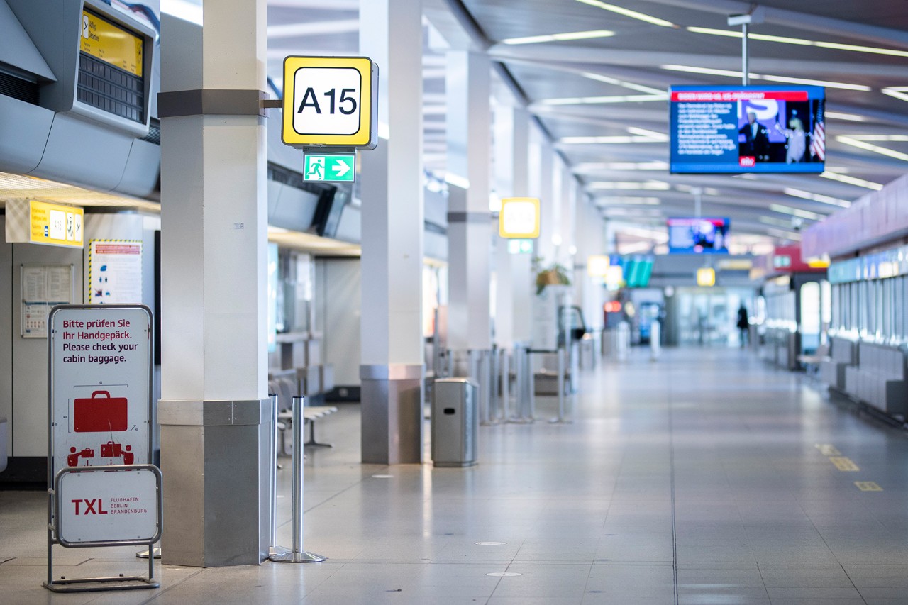 Am letzten Tag von TXL leeren sich die Gänge im Terminal. (Bildquelle: BER / photothek.de)